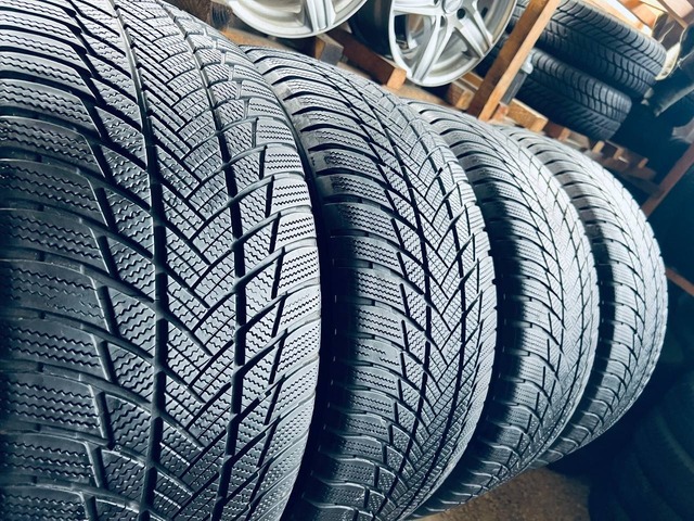 275 45 20 Bridgestone Blizzak LM001 RFT