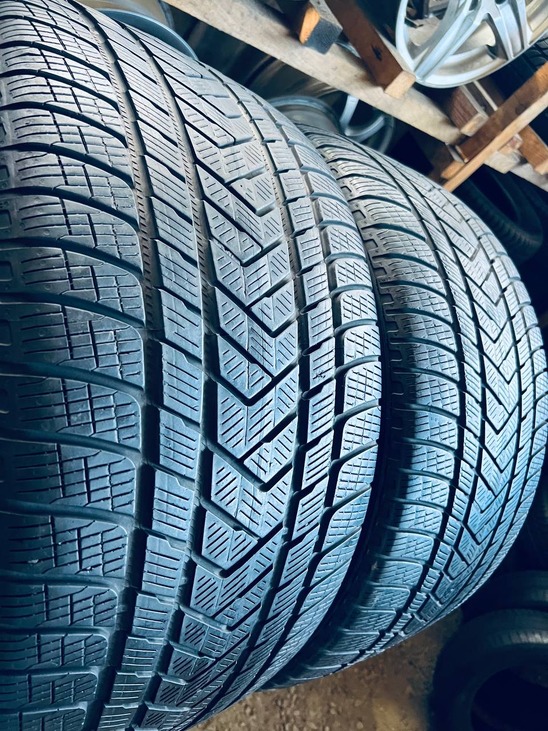 305 35 21 Pirelli Scorpion Winter
