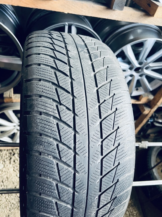 225 50 18 Bridgestone Blizzak LM001 RFT