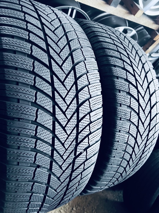 255 55 18 Bridgestone Blizzak LM005