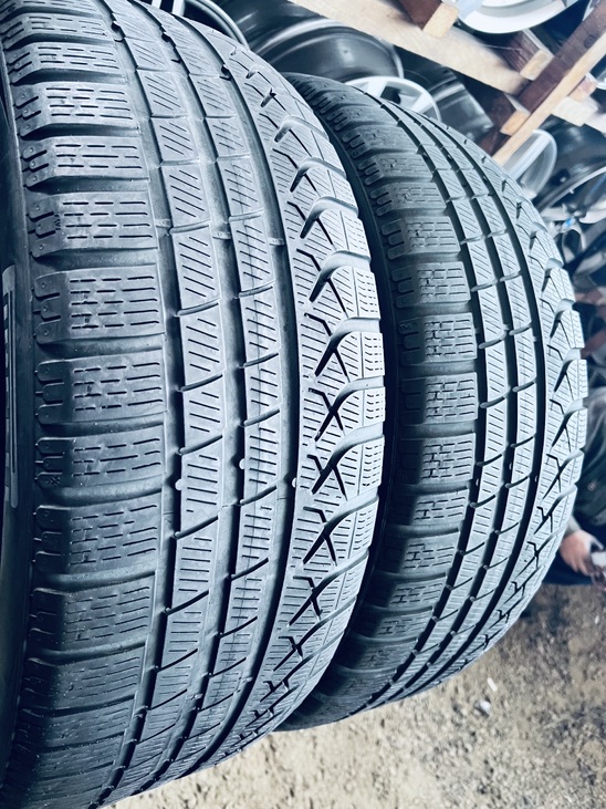 235 50 19 Pirelli P Zero Winter