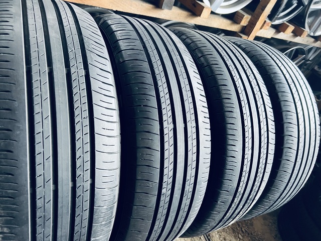 225 60 18 Dunlop Grandtrak PT30