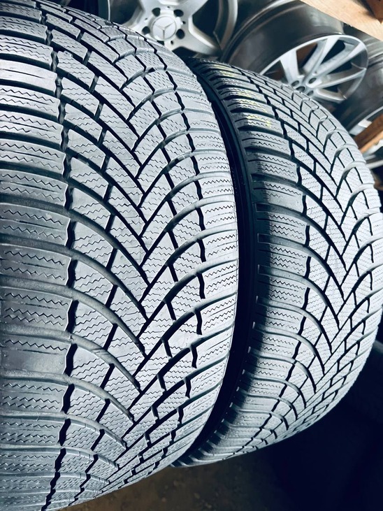 235 40 19 Bridgestone Blizzak LM005