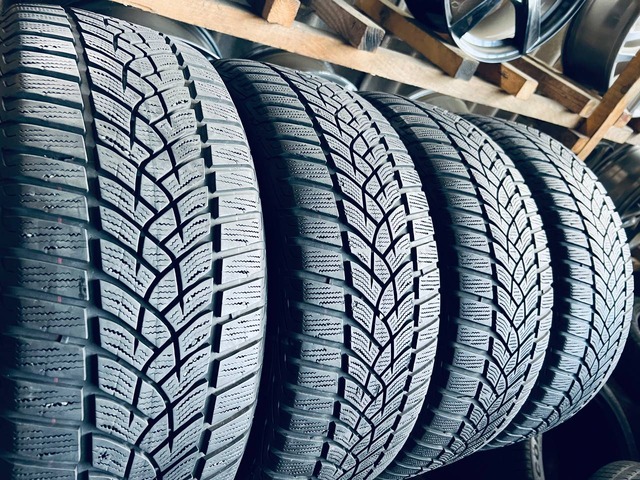  215 55 17 Goodyear UltraGrip Performance Gen-1 Шини Резина Зимові