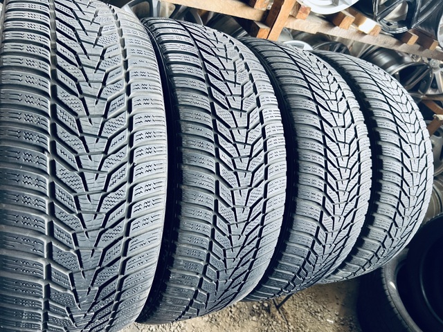 235 45 20 Hankook Winter i'Cept Evo3 X