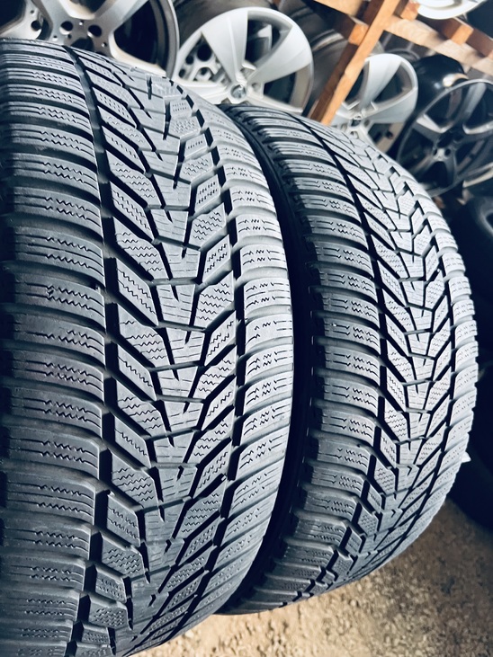 235 40 19 Hankook Winter i'Cept Evo3