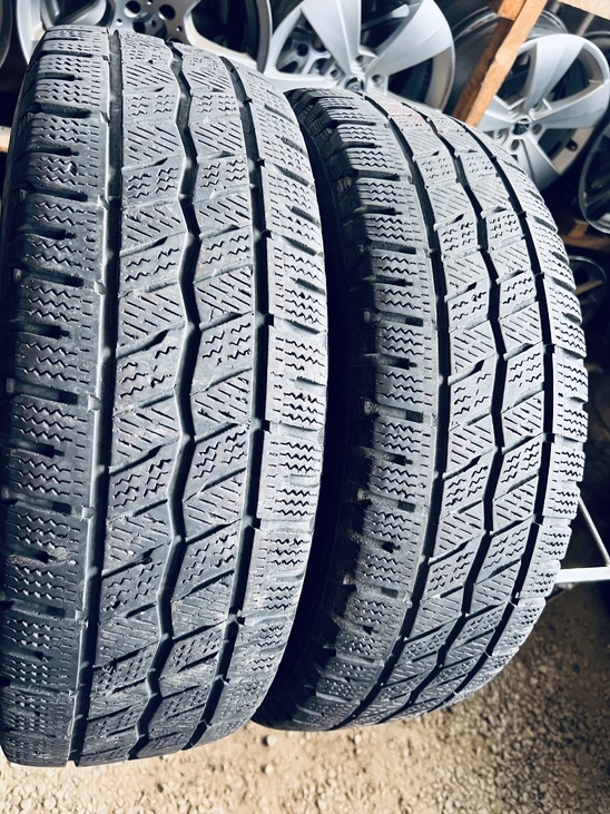 215 70 15C Hankook Winter i'Cept LV 