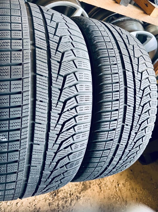235 40 19 Hankook Winter I'Cept Evo2 