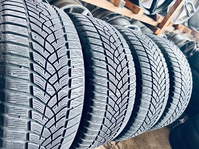 225 45 18 Goodyear UltraGrip Performance+ 