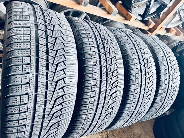 235 50 19 Hankook Winter I'Cept Evo2 