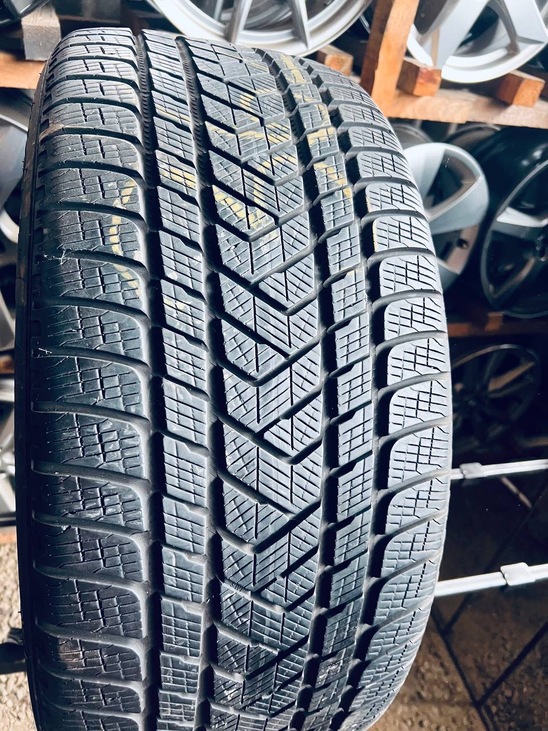 285 40 21 Pirelli Scorpion Winter 