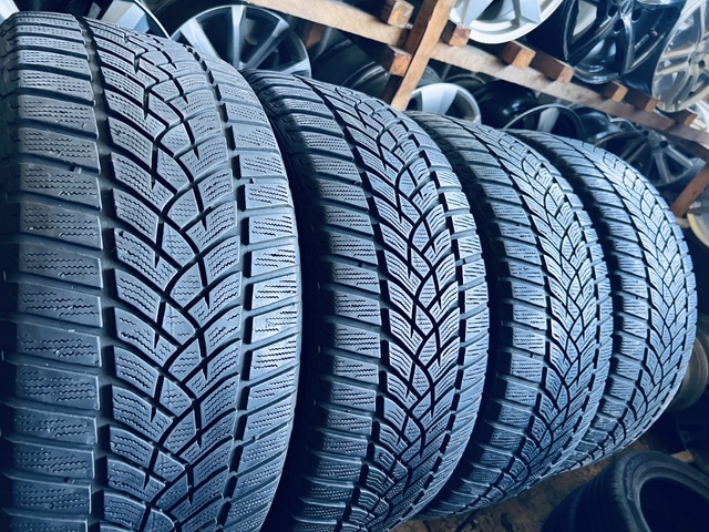 235 45 18 Goodyear UltraGrip Performance