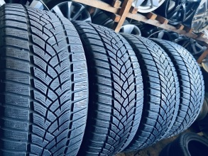 235 45 18 Goodyear UltraGrip Performance
