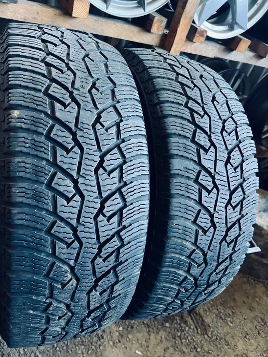 235 65 16C Nokian Hakkapelitta CR4